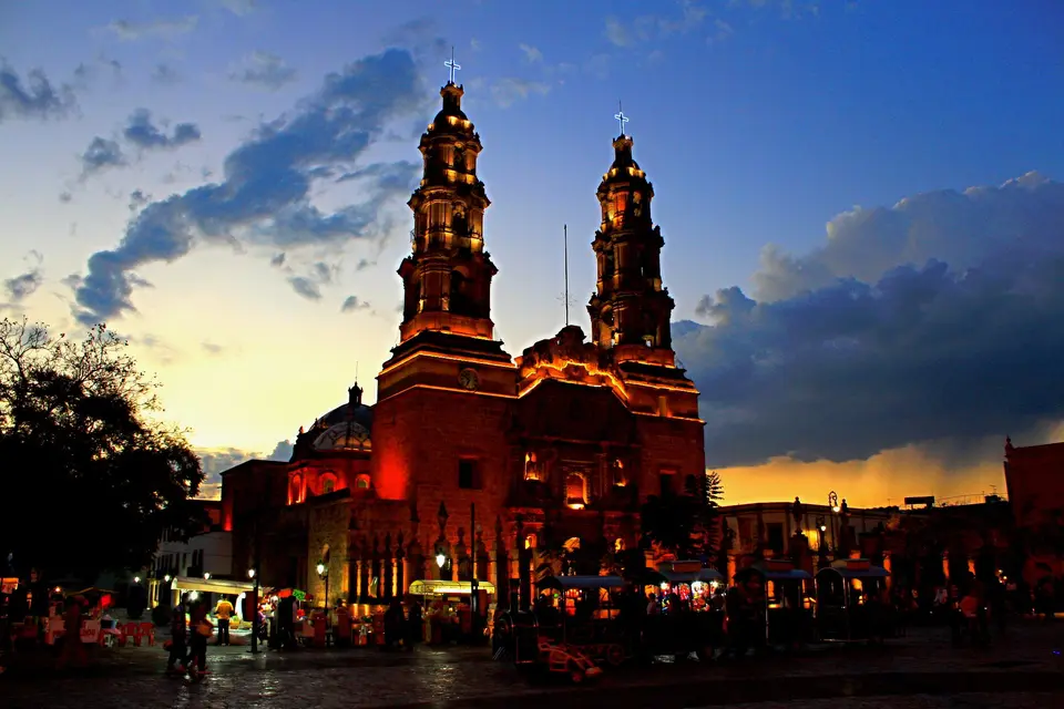 Catedral y Palacio de Gobierno en la Plaza de la Patria de Aguascalientes
