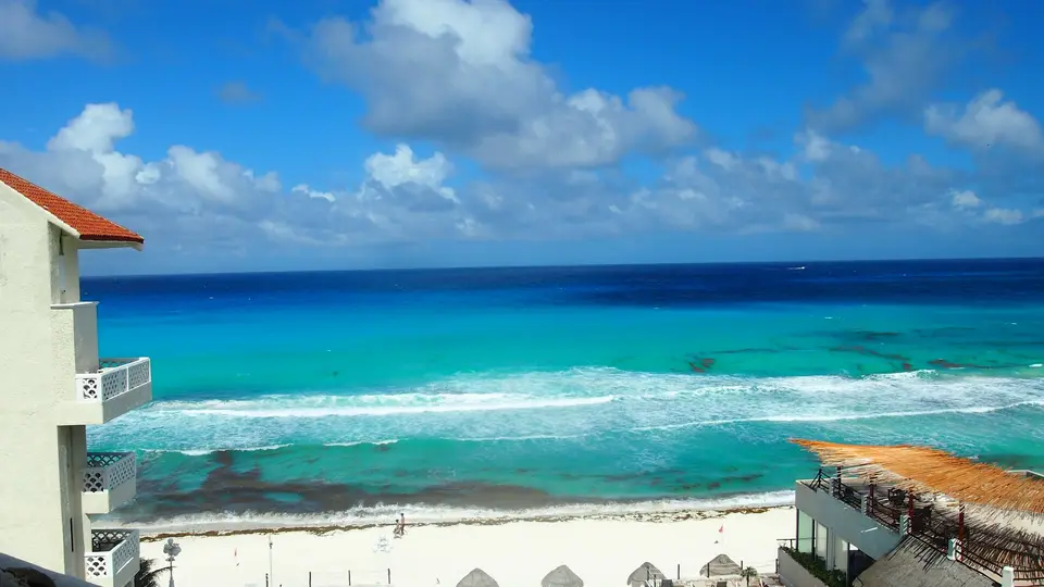 Playa de la Zona Hotelera de Cancún con mar turquesa y hoteles al fondo