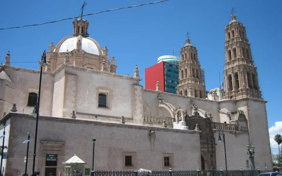Catedral Metropolitana de Chihuahua con su fachada barroca de cantera
