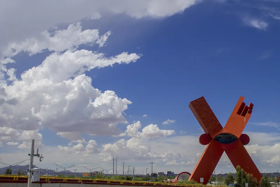 Monumento a la Mexicanidad, la X de Ciudad Juárez, con la frontera al fondo
