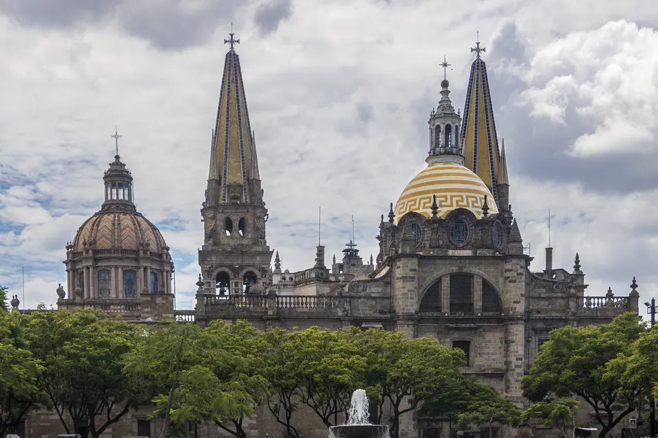 Catedral de Guadalajara con sus torres neogóticas en el Centro Histórico
