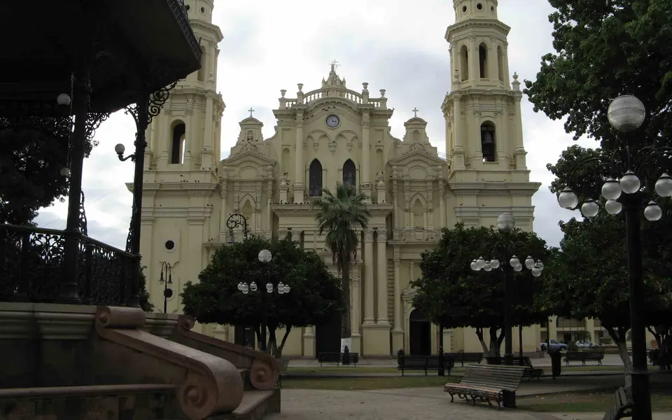 Cerro de la Campana y Catedral de Hermosillo bajo un cielo despejado del desierto