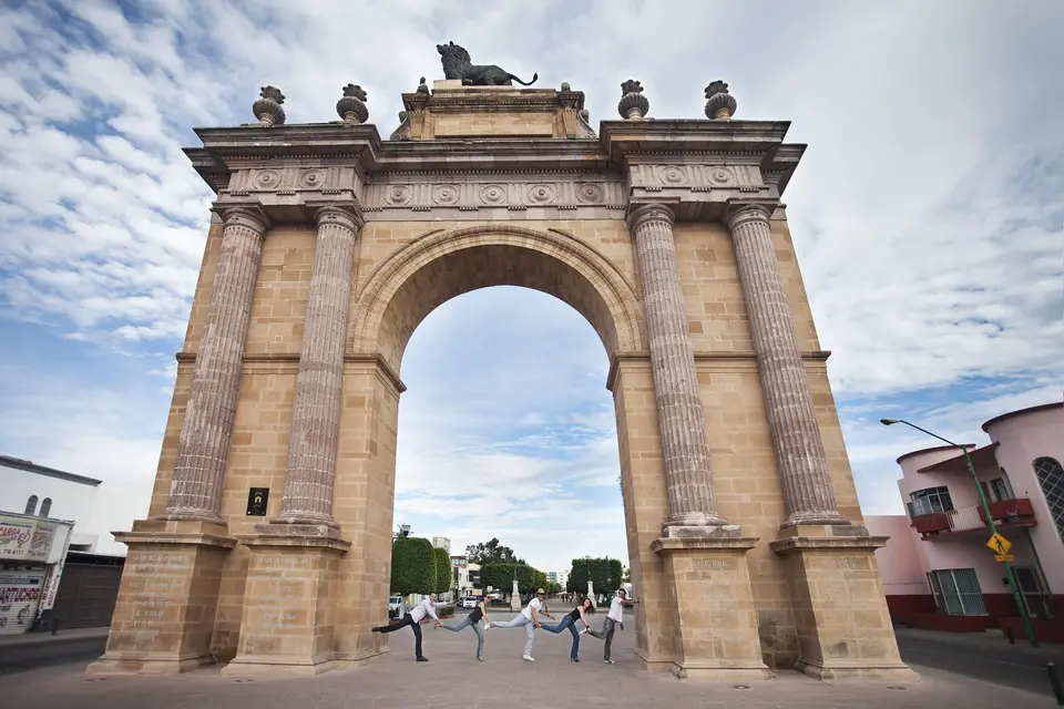 Arco de la Calzada de los Héroes en el centro de León, Guanajuato
