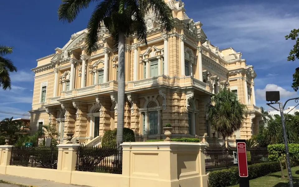 Paseo de Montejo en Mérida con sus casonas y glorietas arboladas