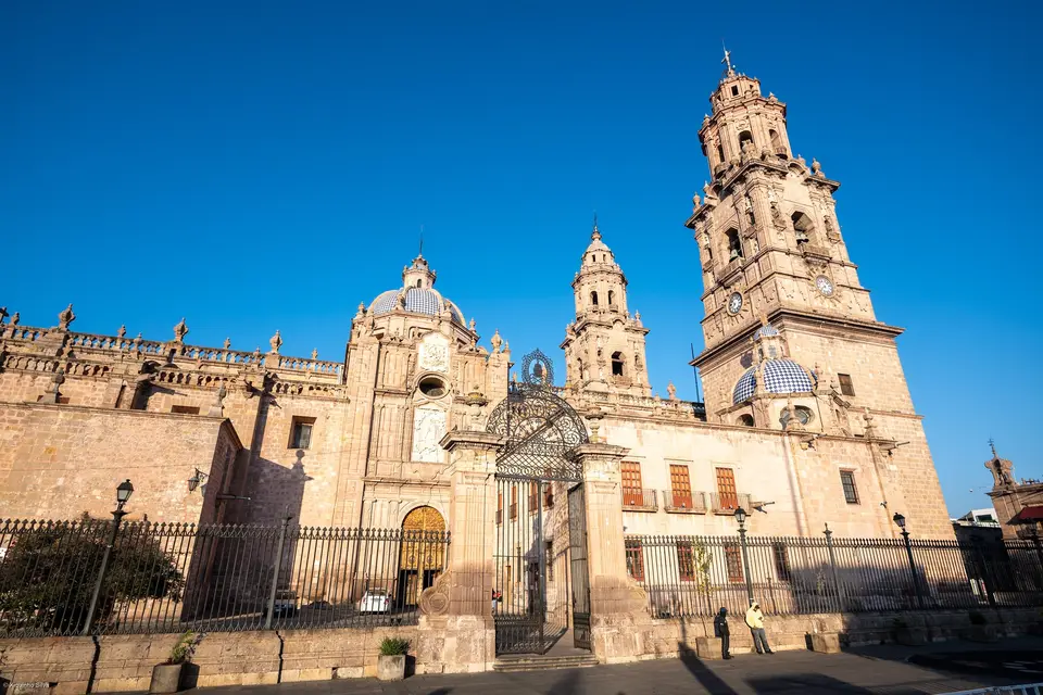 Catedral de Morelia iluminada de noche en el Centro Histórico