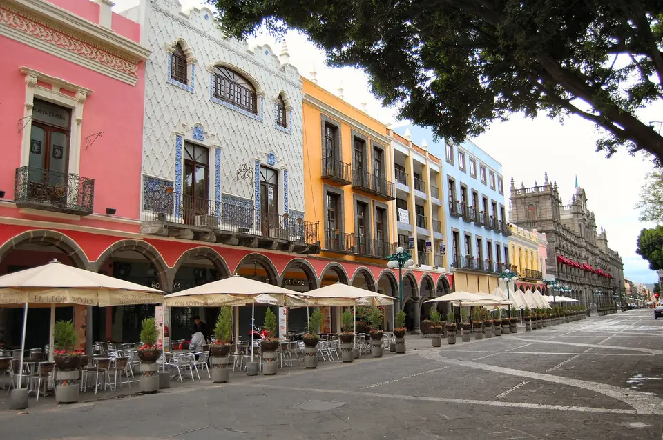 Catedral de Puebla y el zócalo del Centro Histórico, con el Popocatépetl al fondo