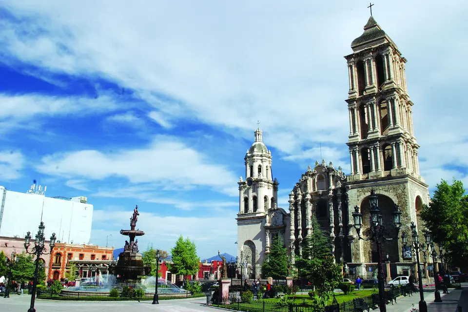 Catedral de Santiago de Saltillo con su torre de cantera y la Plaza de Armas