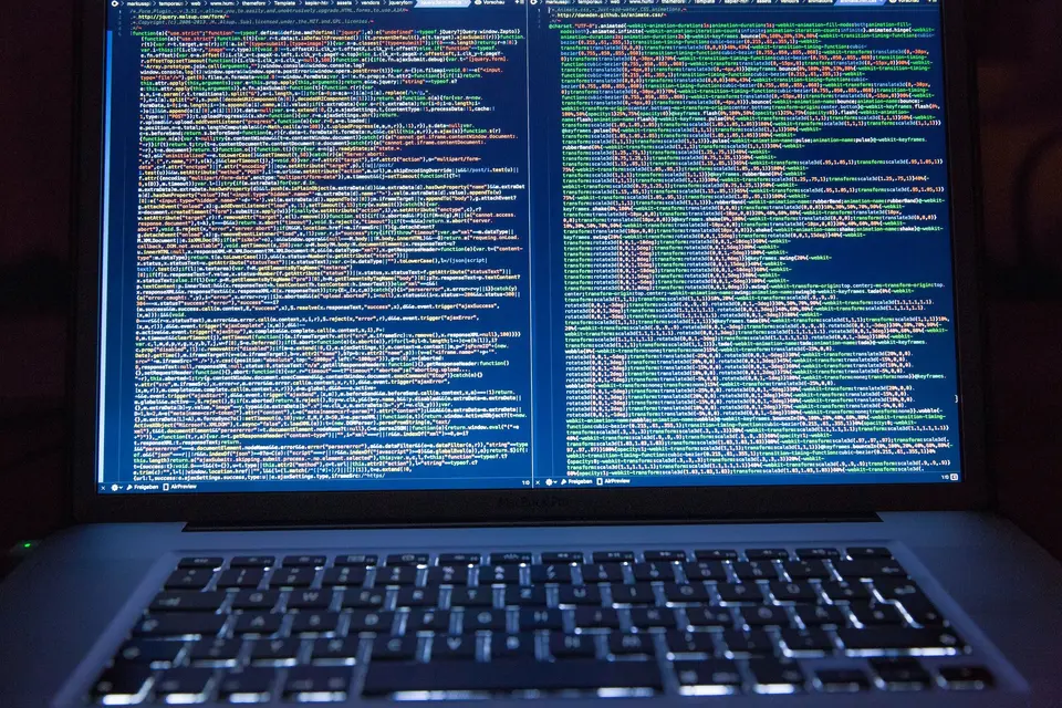 Equipo de sistemas de una empresa respondiendo a un incidente de ciberseguridad