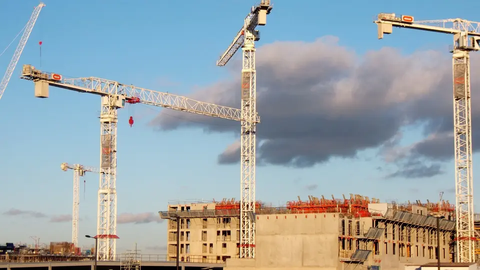 Edificio en construcción con grúa torre en una ciudad de México