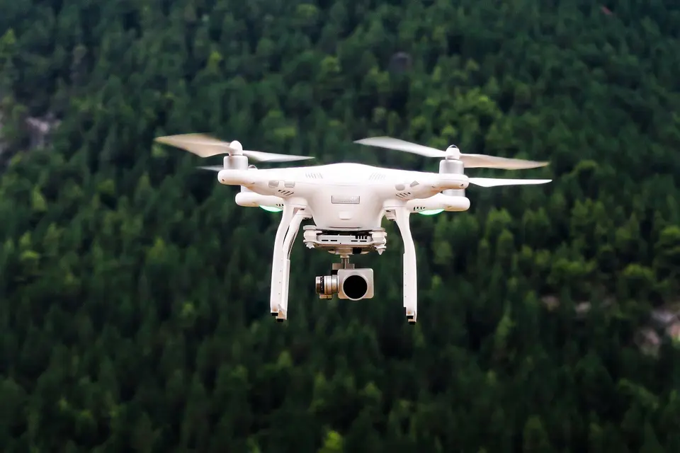 Dron profesional sobrevolando un terreno durante una inspección