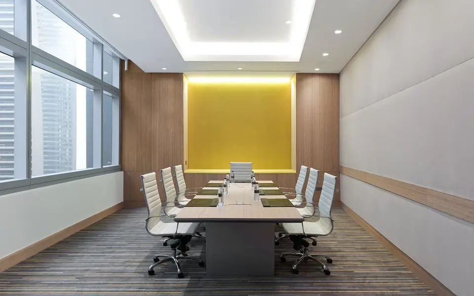 Consejo de administración reunido revisando decisiones de la empresa