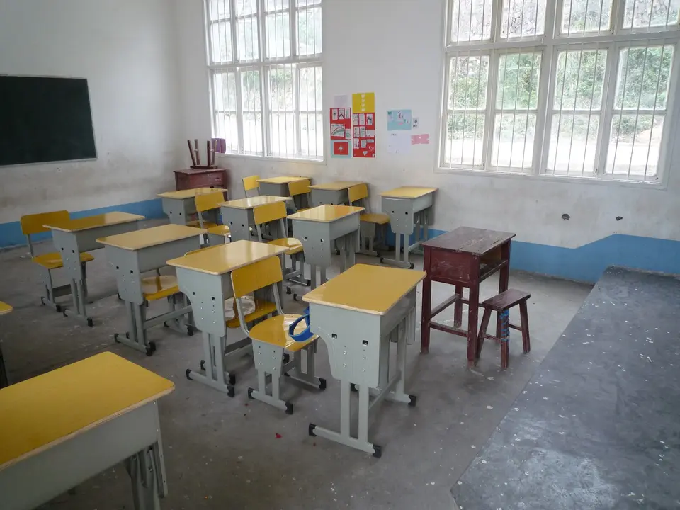 Niños de primaria jugando en el patio de una escuela privada