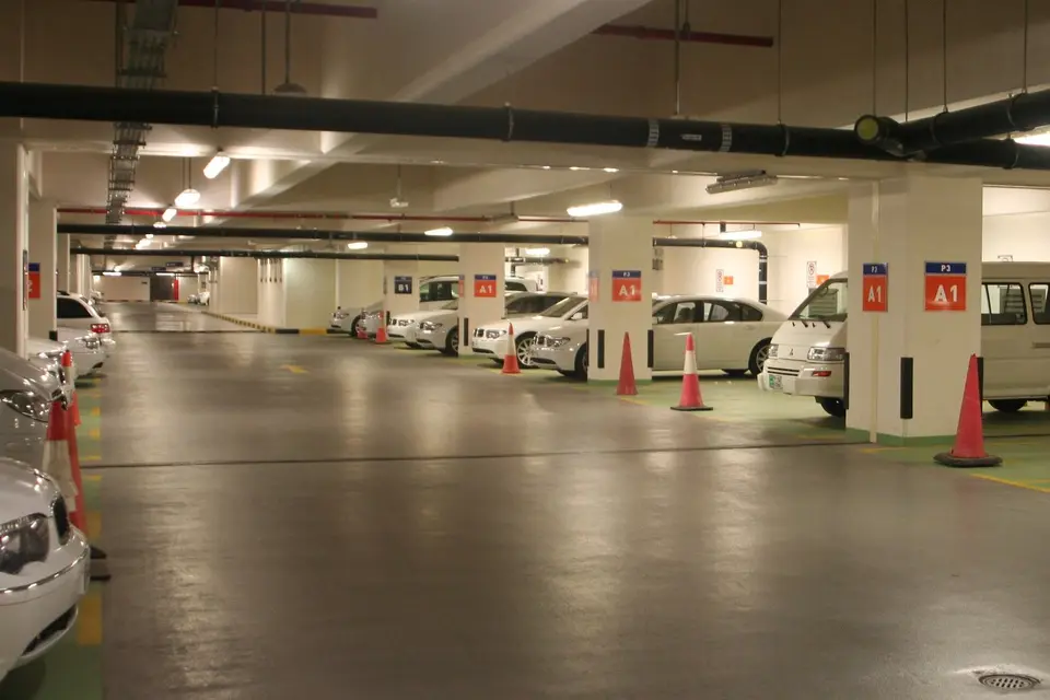 Fila de camionetas de reparto de una empresa estacionadas en un patio