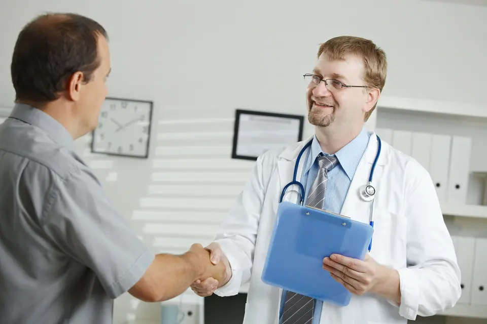 Directora de recursos humanos revisando con su equipo las prestaciones médicas de la empresa