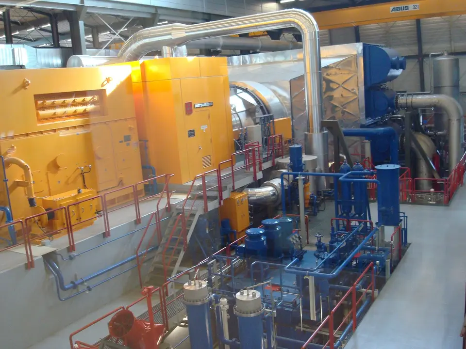 Técnico revisando maquinaria industrial en una planta de producción