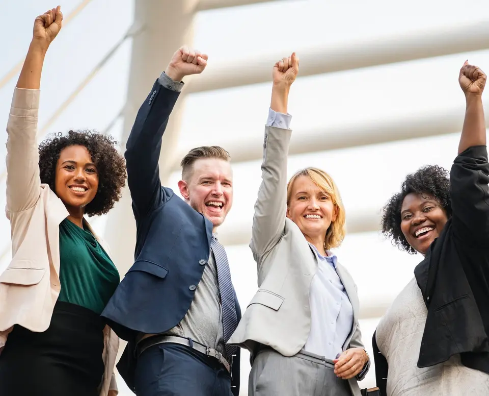 Equipo de trabajo reunido en una oficina, cubierto por un seguro de vida grupo de la empresa